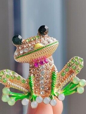 Crystal Embellished Green Frog Reptile Brooch Pin